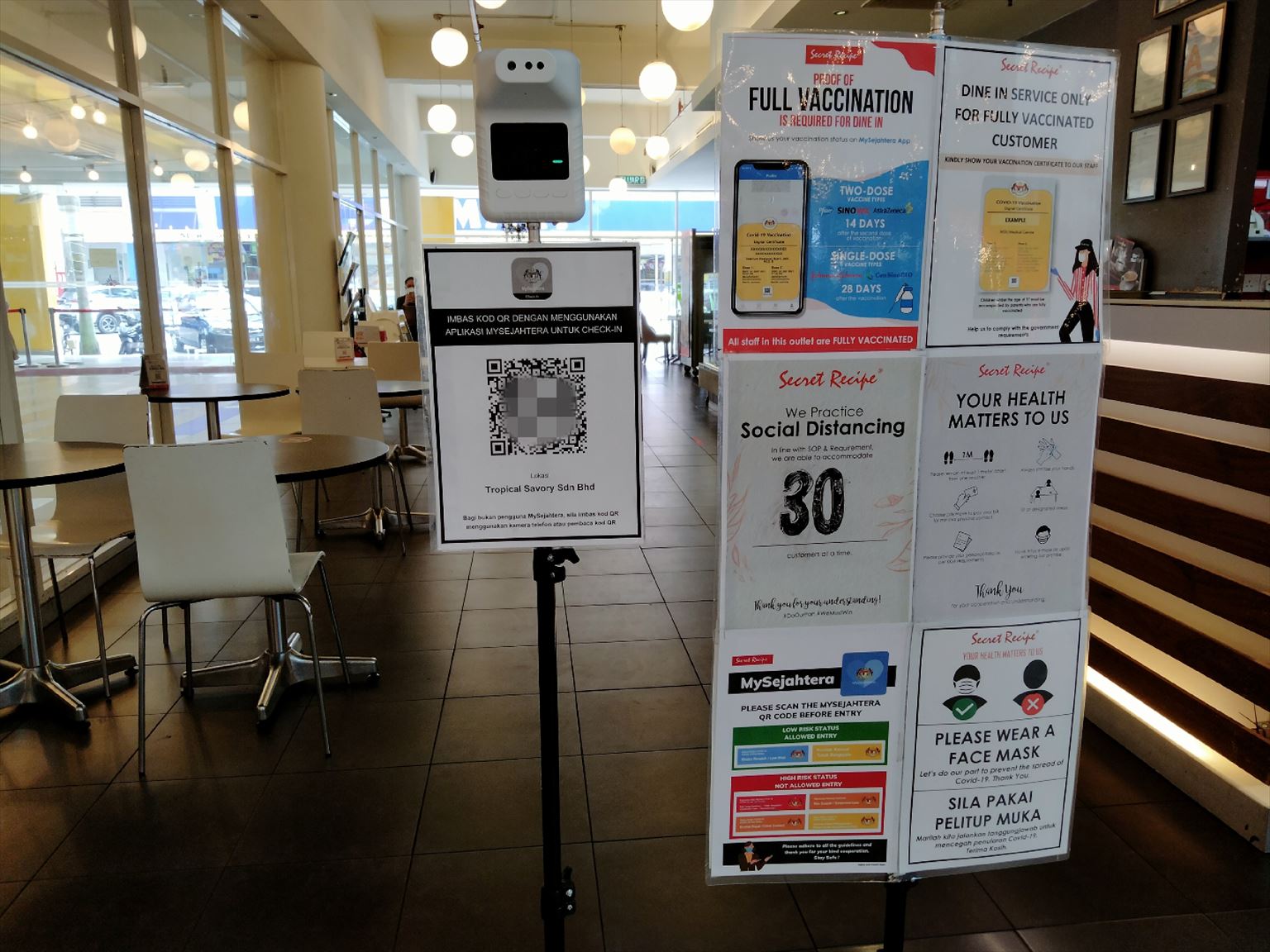 マレーシア、飲食店入口、SOP掲示