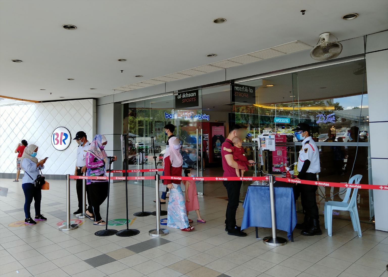 マレーシア、モール入口SOPチェック